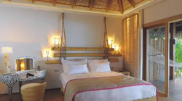 Constance Moofushi 5