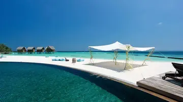 Constance Moofushi 5