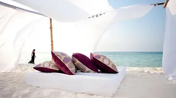Constance Moofushi 5