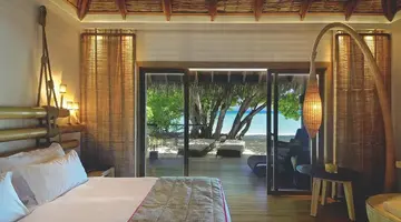 Constance Moofushi 5
