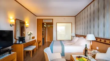 Constantinou Bros Pioneer Beach Hotel