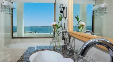Constantinou Bros Pioneer Beach Hotel