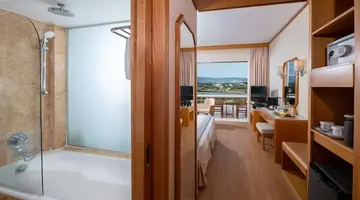 Constantinou Bros Pioneer Beach Hotel