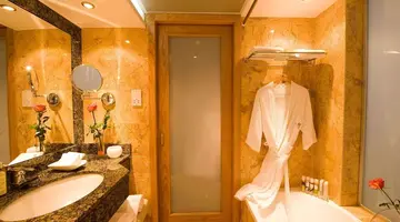 Constantinou Bros Pioneer Beach Hotel