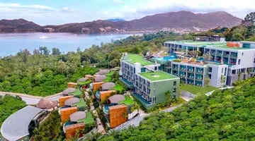 Crest Resort & Pool Villas