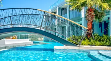 Crest Resort & Pool Villas