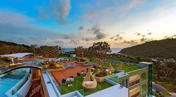 Crest Resort & Pool Villas