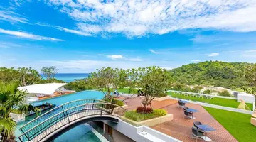 Crest Resort & Pool Villas