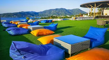 Crest Resort & Pool Villas