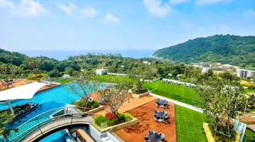 Crest Resort & Pool Villas