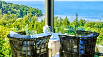 Crest Resort & Pool Villas