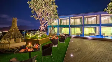 Crest Resort & Pool Villas