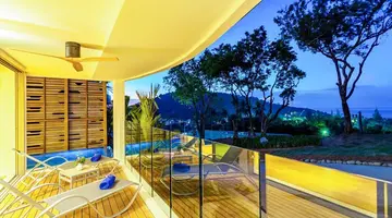 CREST RESORT & POOL VILLAS
