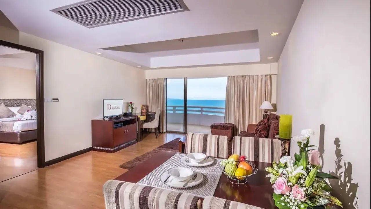 D VAREE JOMTIEN BEACH