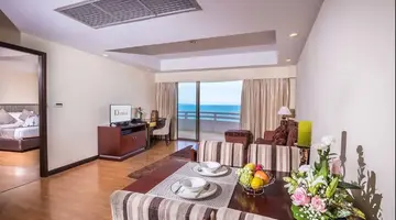 D VAREE JOMTIEN BEACH