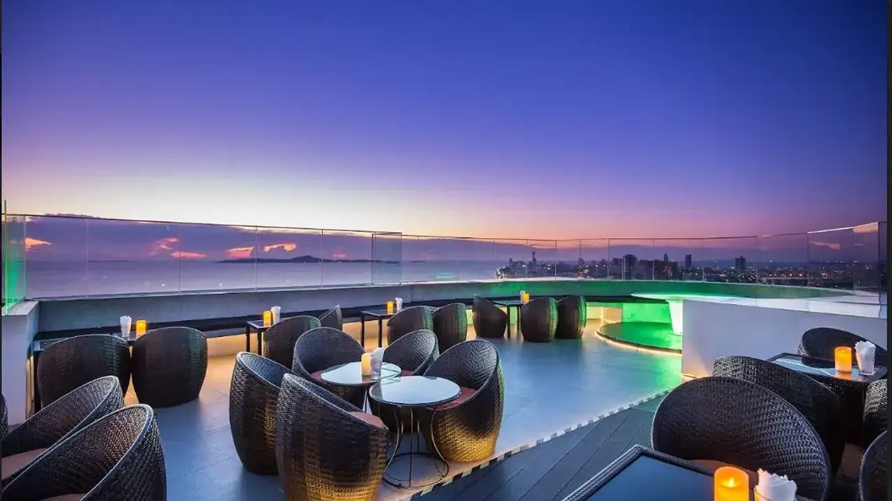 D VAREE JOMTIEN BEACH