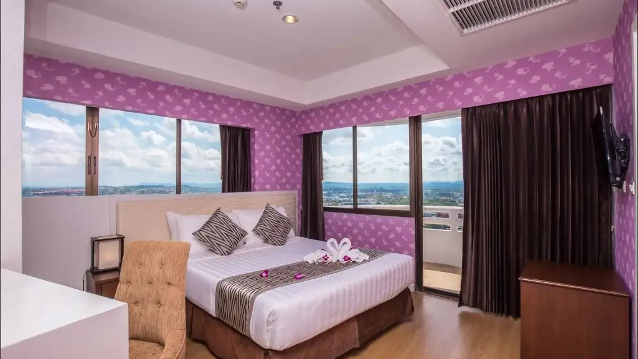 D VAREE JOMTIEN BEACH