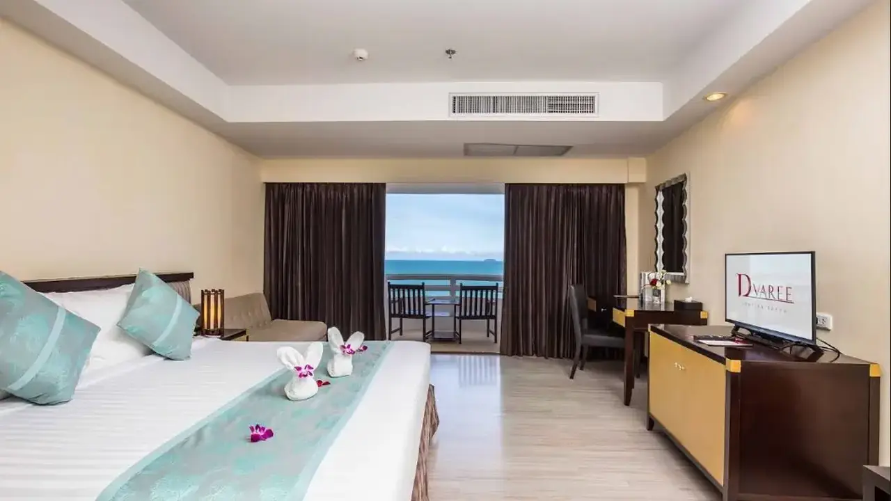 D VAREE JOMTIEN BEACH