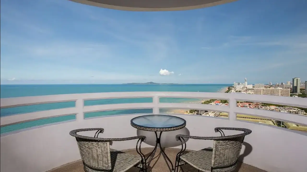 D VAREE JOMTIEN BEACH
