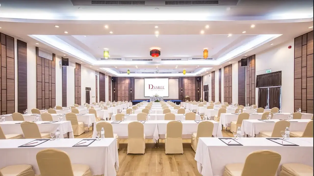 D VAREE JOMTIEN BEACH