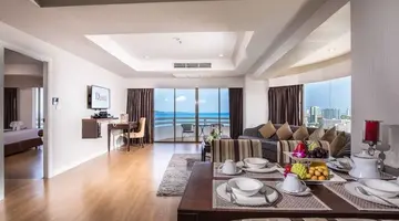 D VAREE JOMTIEN BEACH