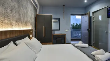 Del Mar Apartments