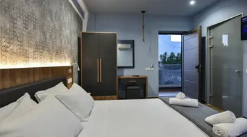 Del Mar Apartments