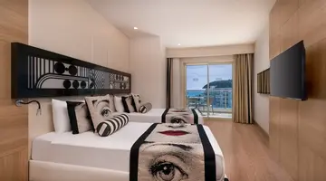 DELPHIN IMPERIAL LARA