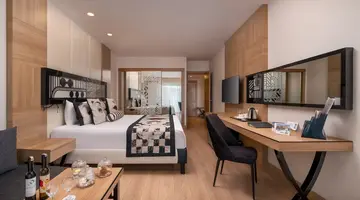 DELPHIN IMPERIAL LARA