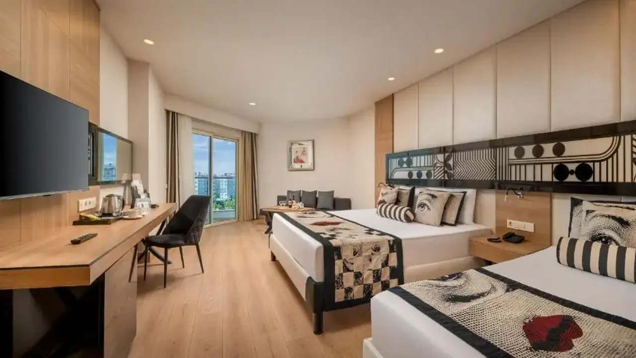 DELPHIN IMPERIAL