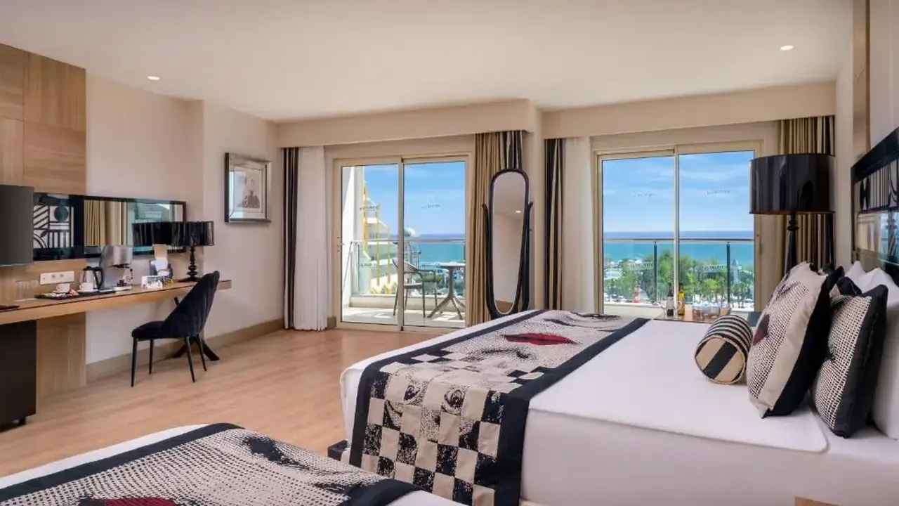 DELPHIN IMPERIAL