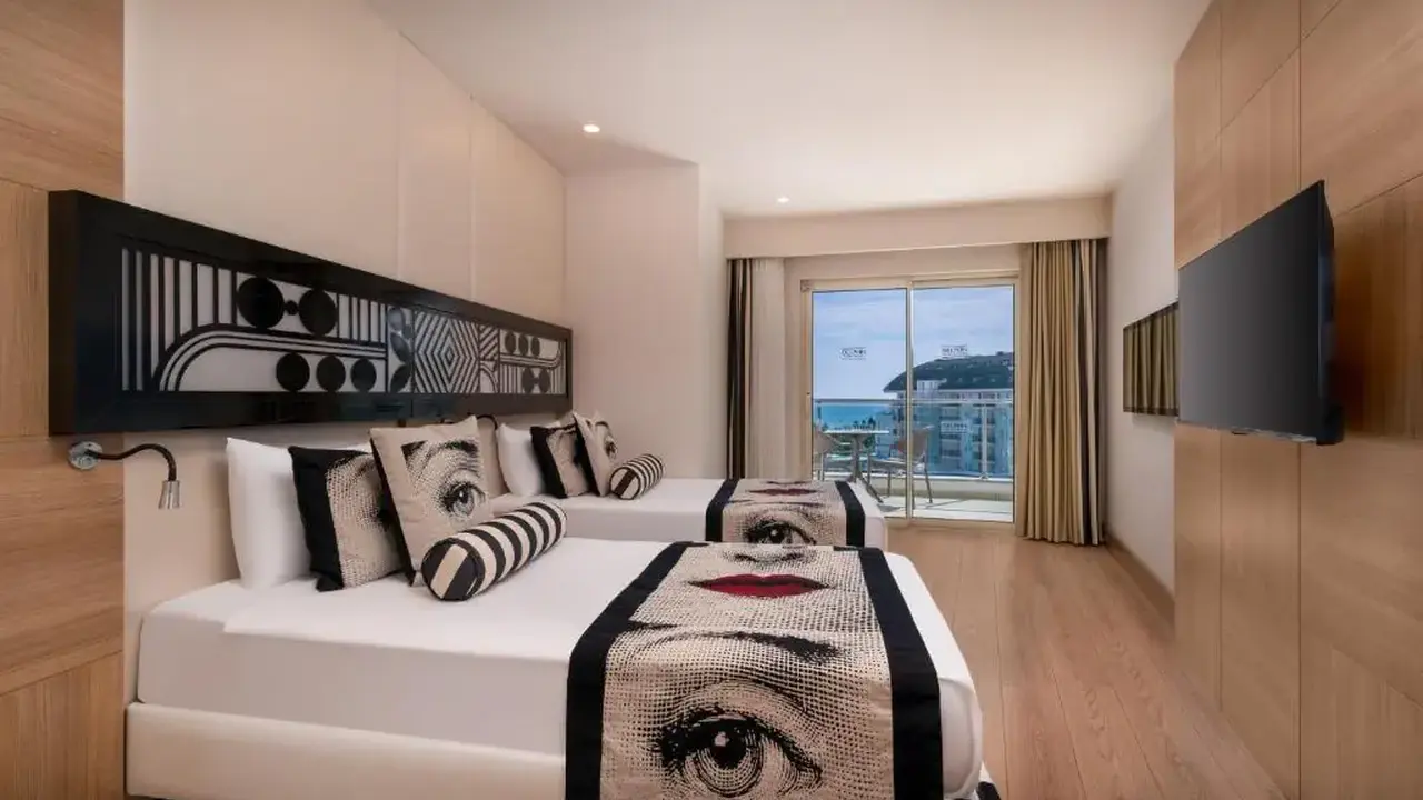 DELPHIN IMPERIAL