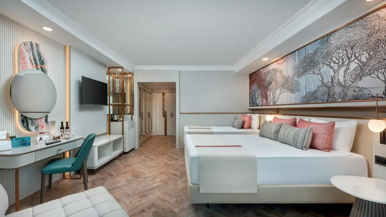 DELPHIN PALACE HOTEL