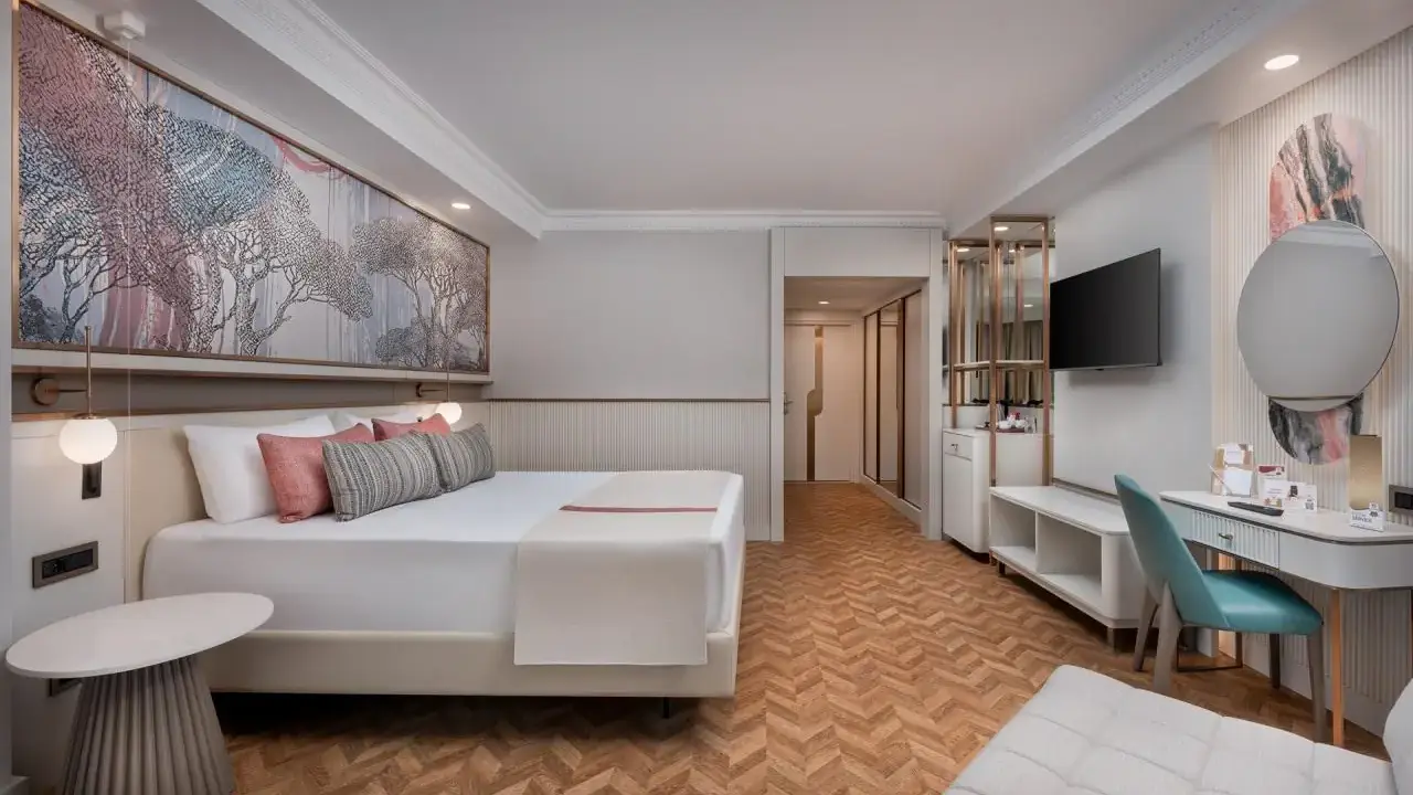 DELPHIN PALACE HOTEL