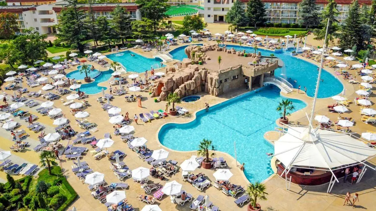 DIT EVRIKA BEACH CLUB