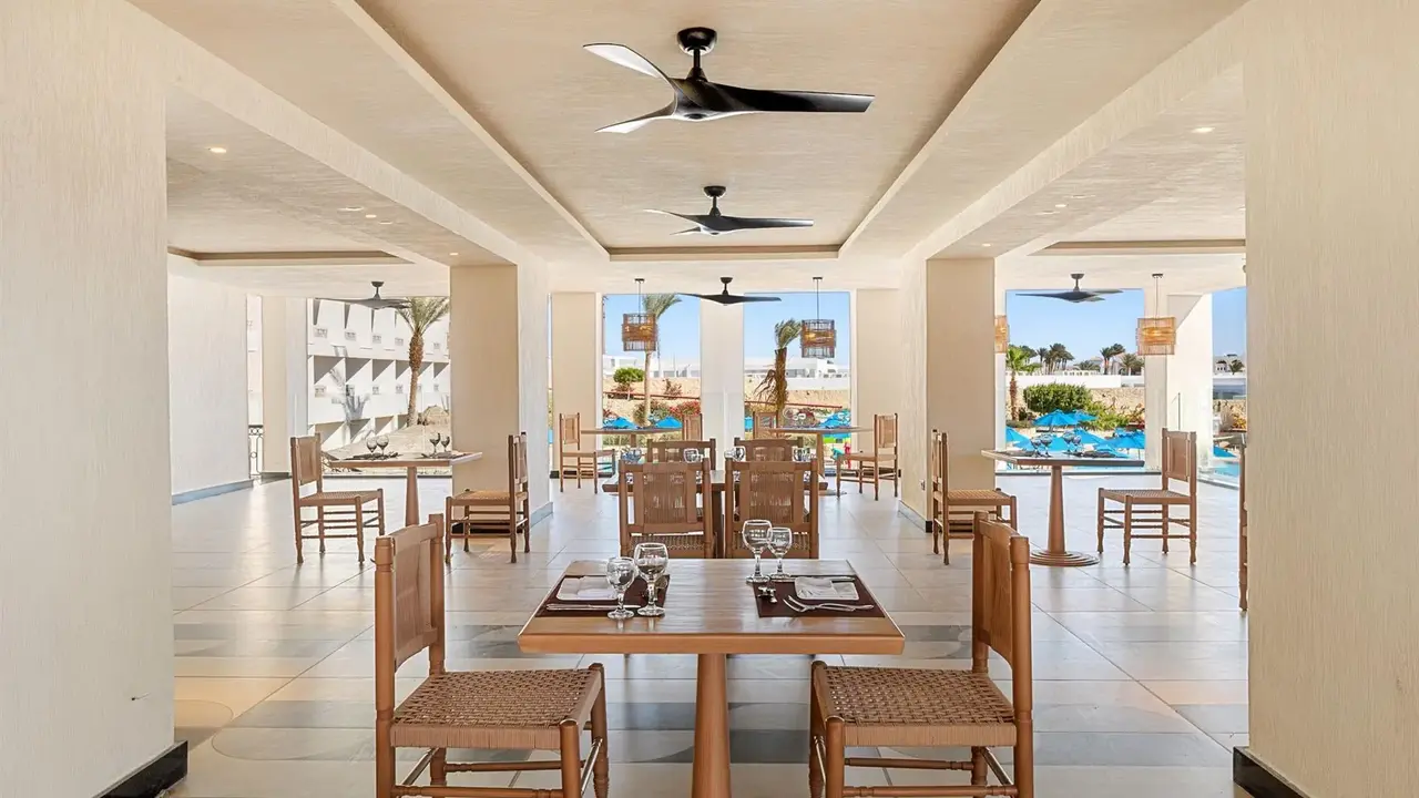 Double Tree By Hilton Sharks Bay Beach S