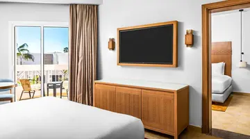 Double Tree By Hilton Sharks - Beach Side