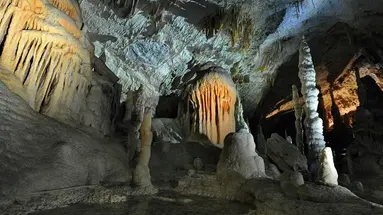 Dwie stolice i Plitwice + Jaskinia Posto