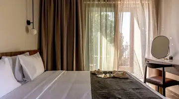 Elios Hill Sun-Kissed Happiness