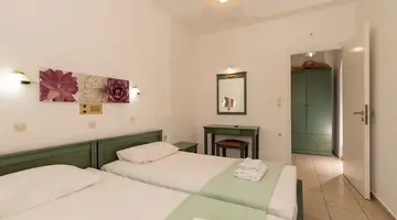 ELPIS STUDIOS AND APARTMENTS