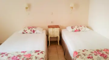 EMERALD STUDIOS & HOTEL (EX. EMERALD APARTMENT)
