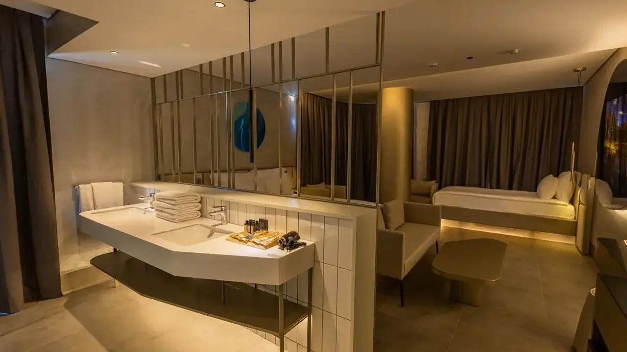 FOUR HILLS HOTEL