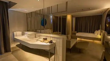 FOUR HILLS HOTEL