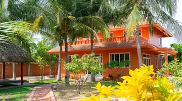FULL MOON VILLAGE RESORT