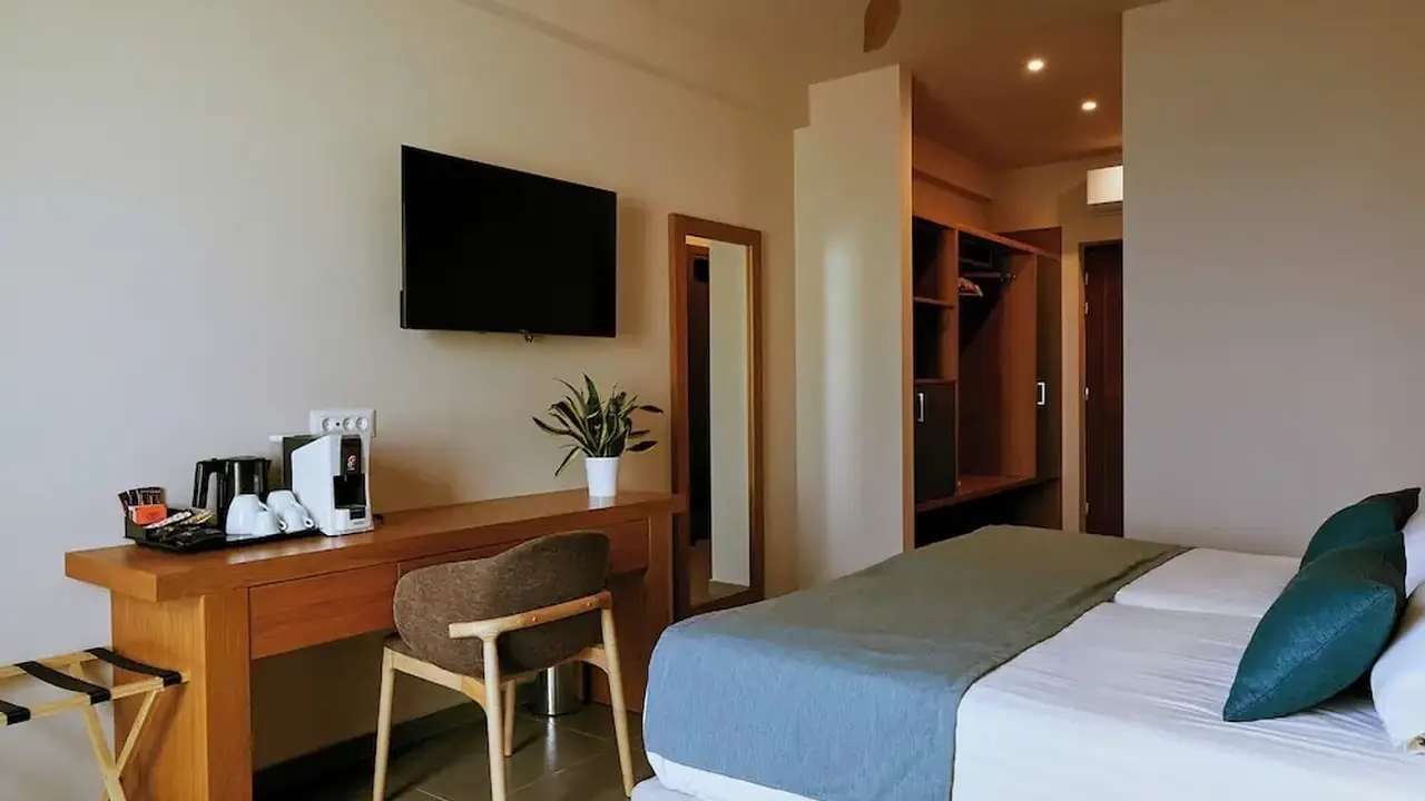 Giannoulis - Grand Bay Beach Resort - Ad