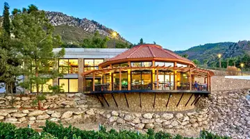 Gillham Vineyard Hotel