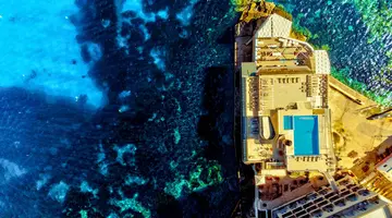Gillieru Harbour Hotel