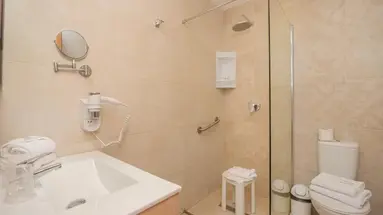 Gillieru Harbour Hotel