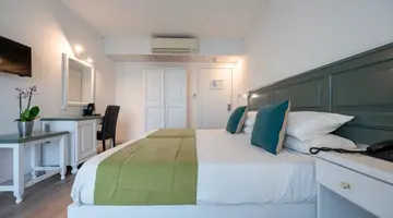 Gillieru Harbour Hotel