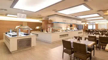 Golden Avenida Family Suites